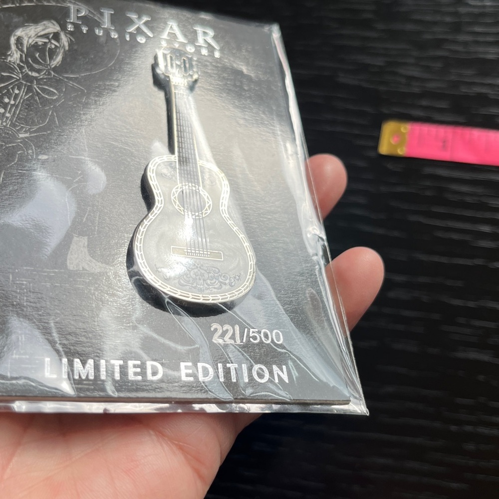 Disney Pixar Studio Store Coco Pin-Ernesto De La Cruz Pearl Guitar LE( MSC-75.2) - Picture 5 of 12